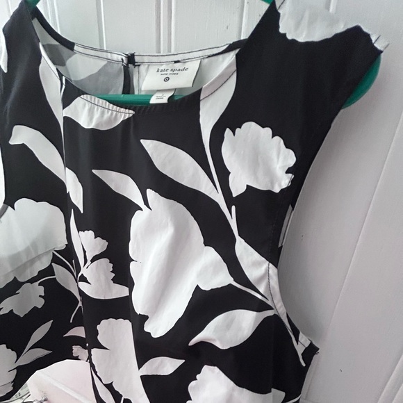 Kate Spade Black and White Floral Women's Crop Top w/Sleeveless Design NWOT CUTE - Picture 5 of 9